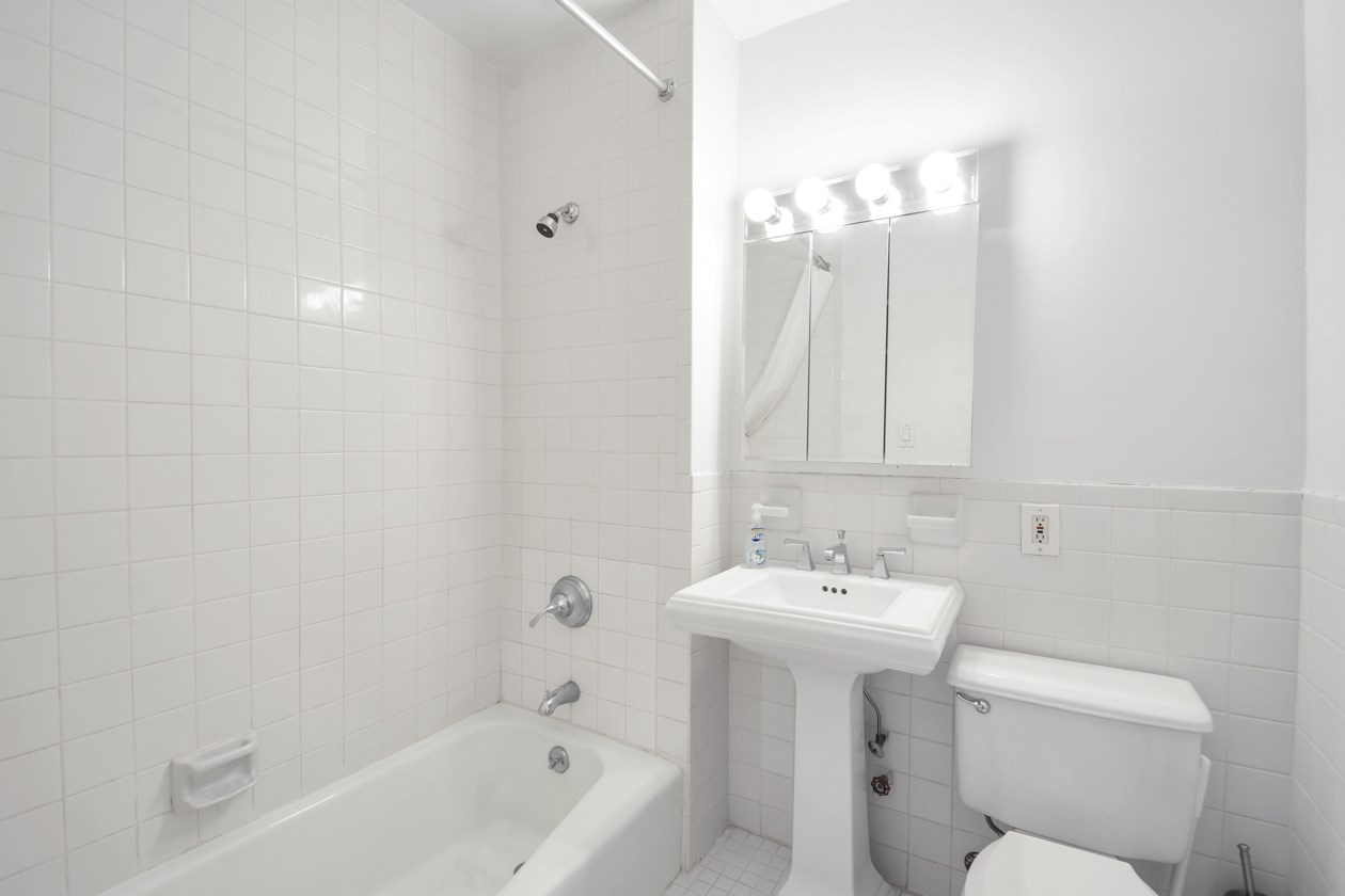 https://harlington.com/_data/spaces/105241/photos/4.%20Bathroom.jpg?w=1600&h=1200&mode=max