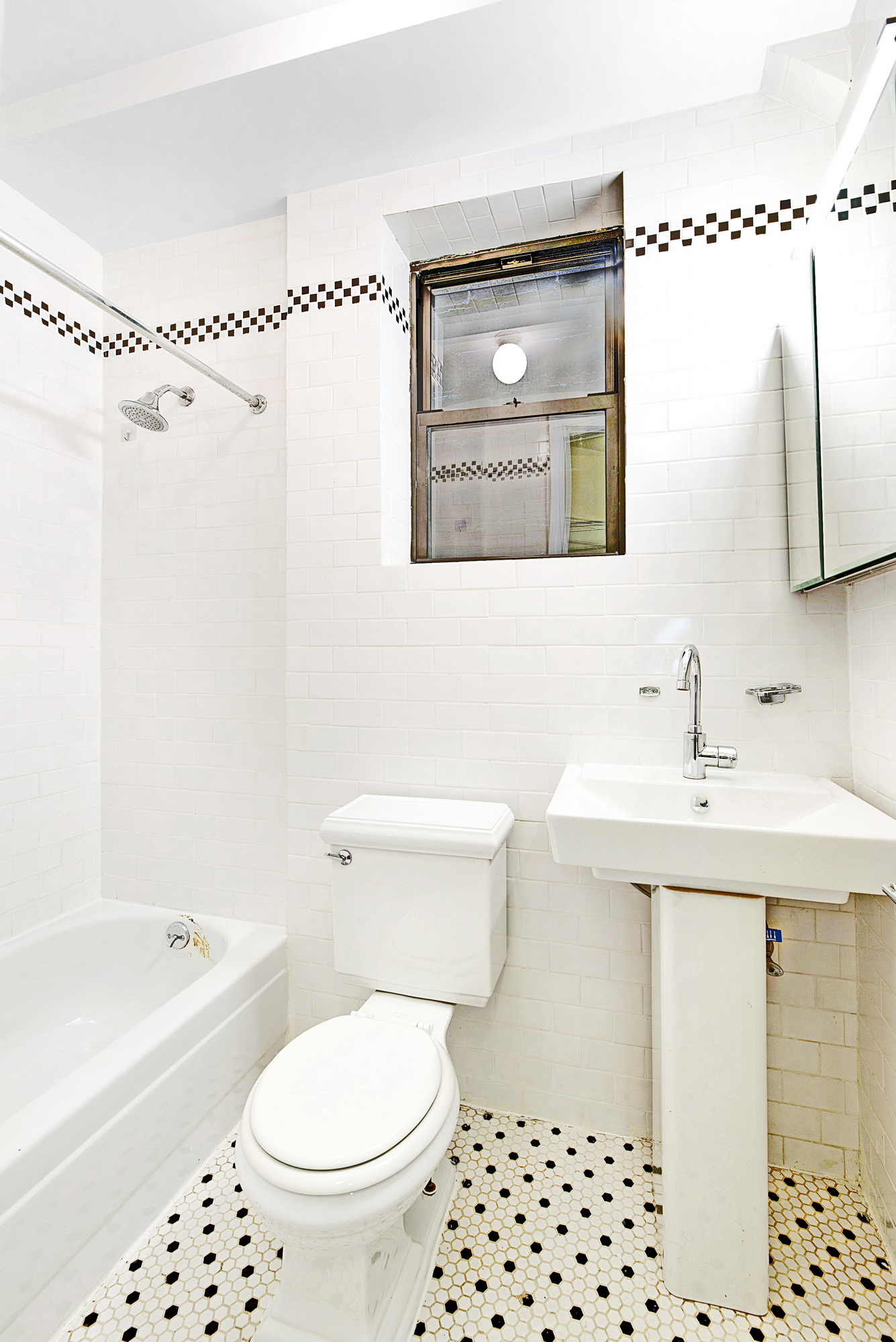 https://harlington.com/_data/spaces/158257/photos/4.%20Bathroom.jpg