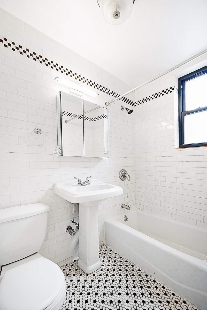 https://harlington.com/_data/spaces/174863/photos/6.%20Bathroom.jpg?w=1600&h=1200&mode=max