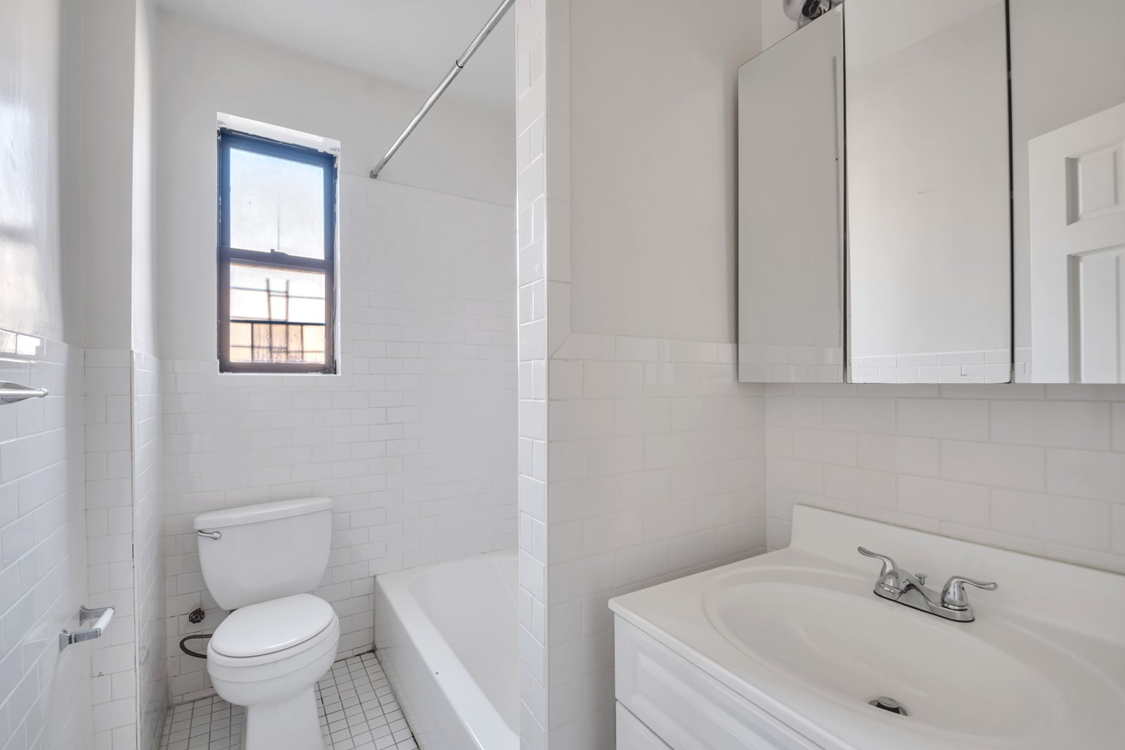 https://harlington.com/_data/spaces/2000046/photos/7.%20Bathroom.jpg?w=1600&h=1200&mode=max