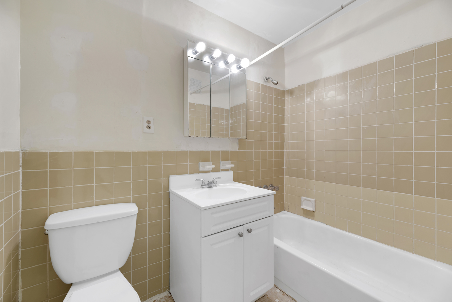 https://harlington.com/_data/spaces/2000066/photos/5.%20Bathroom%20.jpg