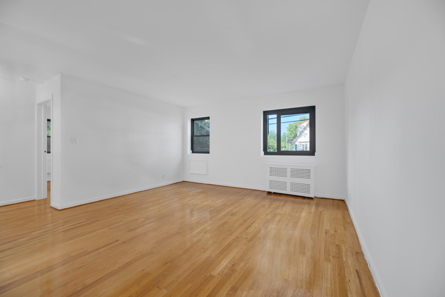 https://harlington.com/_data/spaces/2000297/photos/3.%20Living%20Room.jpg?w=1600&h=1200&mode=max